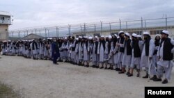 Prisioneros talibanes recién liberados se alinean en la prisión de Bagram, al norte de Kabul, Afganistán, 11 de abril de 2020. Foto tomada el 11 de abril de 2020. Foto del Consejo de Seguridad Nacional de Afganistán.
