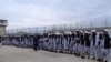 Prisioneros talibanes recién liberados se alinean en la prisión de Bagram, al norte de Kabul, Afganistán, el 11 de abril de 2020. Foto del Consejo de Seguridad Nacional de Afganistán.