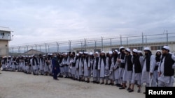 Prisioneros talibanes recién liberados se alinean en la prisión de Bagram, al norte de Kabul, Afganistán, el 11 de abril de 2020. Foto del Consejo de Seguridad Nacional de Afganistán.