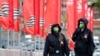 戴着口罩的俄罗斯警察在莫斯科巡逻。（2020年5月9日）
