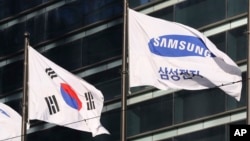 在韩国首尔，三星电子公司的旗帜在韩国国旗旁边飘动。（ 2017年1月16日）