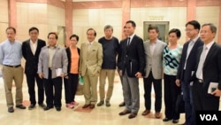 十多位香港泛民主派立法會議員會見選管會主席馮驊。(美國之音湯惠芸攝）