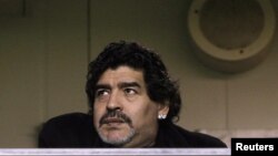 Diego Maradona no vive con su compañera quien no habría viajado a Emiratos por los riesgos del embarazo.