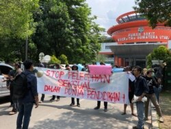 Mahasiswa Universitas Sumatera Utara (USU) melakukan orasi menuntut agar oknum dosen jurusan sosiologi yang diduga melakukan pelecehan seksual dipecat, Senin, 27 Mei 2019. (Foto: VOA/Anugrah Andriansyah)