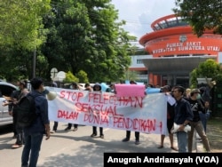 Mahasiswa Universitas Sumatera Utara (USU) melakukan orasi menuntut agar oknum dosen jurusan sosiologi yang diduga melakukan pelecehan seksual dipecat, Senin, 27 Mei 2019. (Foto: VOA/Anugrah Andriansyah)