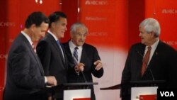 Para kandidat Calon Presiden dari Partai Republik berbincang sesaat sebelum debat di Tampa, Florida. Dari kiri ke kanan: Rick Santorum, Mitt Romney, Ron Paul dan Newt Gingrich (23/1).