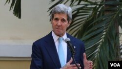 លោក John Kerry រដ្ឋមន្រ្តីក្រសួងការបរទេសសហរដ្ឋអាមេរិក ផ្តល់សន្និសីទសារព័ត៌មាន (Press Statement) អំពីដំណើរទស្សនកិច្ចរបស់លោកមកកាន់ប្រទេសកម្ពុជា នៅសណ្ឋាគារ Raffle Le Royal នៅថ្ងៃទី២៦ ខែមករា ឆ្នាំ២០១៦។