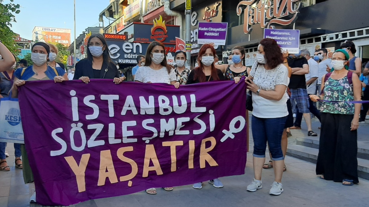 Kadınlar İstanbul Sözleşmesi&#39;ni Savunmak İçin Sokakta