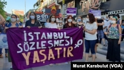 Manifestation de femmes turques pour empêcher le gouvernement de se retirer de la Convention d'Istambul de 2012 sur la lutte contre les violences sexistes. (Photo Murat Karabulut/VOA)