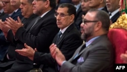 Le Roi Mohammed VI, à droite, et le Premier ministre Saad Eddine El Othmani, au centre, au Palais Royal, Casablanca,11 décembre 2017.