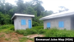 Des maisons abandonnées par les anciens résidents de Lom-Pangar dans l'est du Cameroun, 5 septembre 2018. (VOA/Emmanuel Jules Ntap)