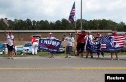 Başkan Trump'ı Wilmington ziyaretinde bir grup destekçisi karşıladı