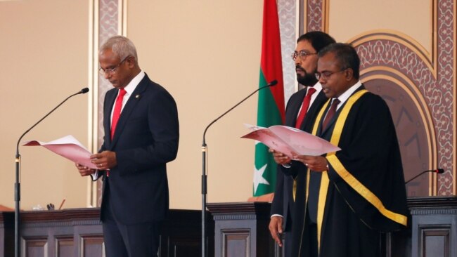 马尔代夫新总统萨利赫（左）2018年11月17日宣誓就职（路透社）