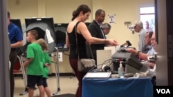 Voters checking in to vote in Houston. (G. Flakus/VOA)