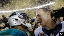 ທ້າວ Cam Newton ນັກກິລາທີມ Carolina Panthers, ຊ້າຍ, ລົມກັບທ້າວ Peyton Manning ຈາກທີມ Denver Broncos ຫຼັງຈາກຈົບການແຂ່ງຂັນ NFL Super Bowl ຄັ້ງທີ 50 ໃນວັນອາທິດວານນີ້, 7 ກຸມພາ, 2016.