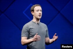 마크 저커버그 페이스북 최고경영자가 지난해 미국 캘리포니아 산호세에서 열린 페이스북 연례 개발자회의에서 연설하고 있다. 페이스북은 5천만 명 이상의 개인정보가 승인 없이 유출됐다는 의혹을 받고 있다.
