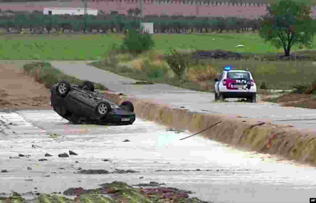 توفان شدید در منطقه&nbsp;کاودته در جنوب والنسیای اسپانیا این ماشین را واژگون کرده است. دست&zwnj;کم دو نفر در این توفان کشته شدند.&nbsp;
