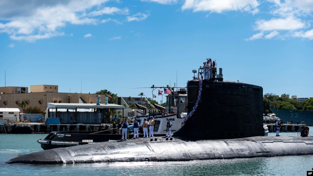 资料照片：美国海军“伊利诺伊”号弗吉尼亚级核动力快速潜艇完成部署任务后返回位于夏威夷珍珠港-希卡姆联合基地的母港。(2021年9月13日)(photo:VOA)