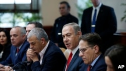 Le Premier ministre israélien Benjamin Netanyahu s'entretient avec les membres du gouvernement lors d'une réunion hebdomadaire, à Jerusalem, le 22 janvier 2017.