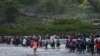 El Salvadorlu göçmenler Guetamala-Meksika sınırında nehirden geçiyorlar
