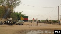 Drapeau de l’Azawad (les rebelles insistent pour que les habitants du Nord-Mali fassent référence à l’Azawad pour parler de la région)