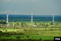 ຕາ​ຂ່າຍ​ສາຍ​ສົ່ງ​ໄຟ​ຟ້າ​ຢູ່​ໃນ​ເຂດ​ຊານ​ເມືອງ​ແຫ່ງ​ນຶ່ງ​ຂອງ​ລາວ