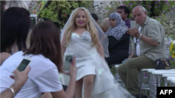 مانکن کوچولو در لباس عروس در نمایش مد کوتوله ها در دبی؛ به امید باز کردن ذهن مردم ناحیه نسبت به اختلال رشد کوتولگی