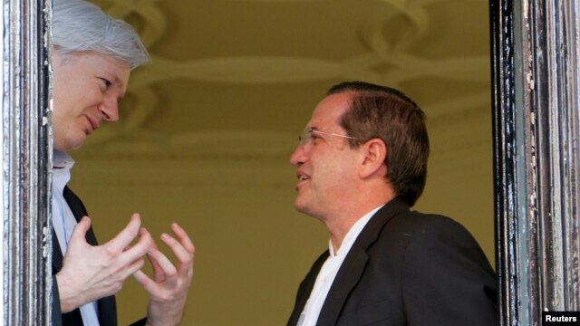 Julian Assange conversa con el canciller ecuatoriano, Ricardo Patiño, en un balcón de la embajada ecuatoriana en Londres, en 2013.