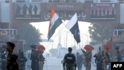 پاکستان اور بھارت کے درمیان سرحدی گزرگاہ واہگہ پر پرچم اتارنے کی تقریب ہو رہی ہے۔ (فائل فوٹو)