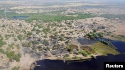Village de Ngouboua, sur le lac Tchad, attaqué par Boko Haram, fév. 2015. (REUTERS/Madjiasra Nako)