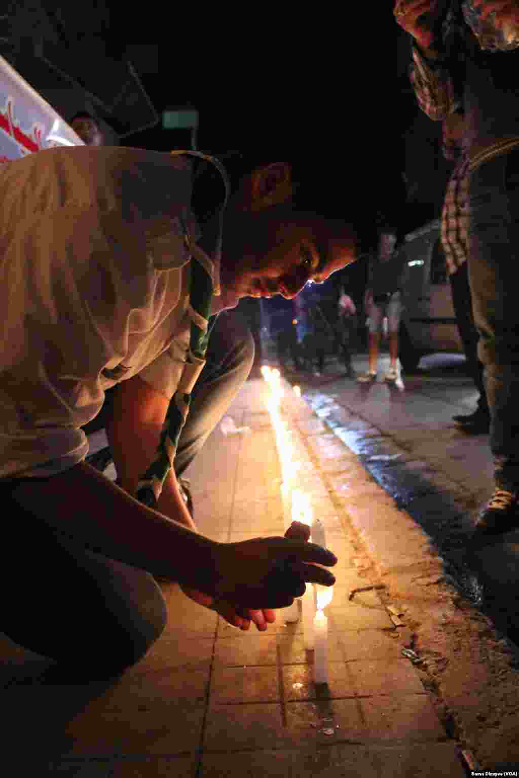 پیرس حملوں میں ہلاک ہونے والوں کی یاد میں بیروت میں بھی شمعیں روشن کی گئیں۔