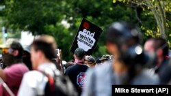 Para demonstran berpawai memprotes supremasi kulit putih di Stone Mountain Village, 15 Agustus 2020. (Foto: Mike Stewart/AP))