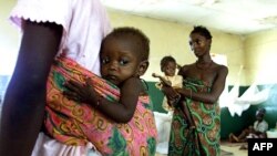 Sierra Leonean mothers hold their children (File)