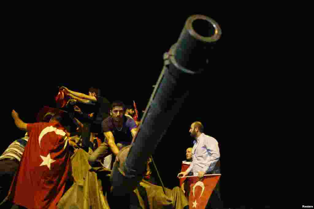 Des manifestants entourent un char de l&#39;armée turque à Ankara, Turquie, 16 juillet 2016.