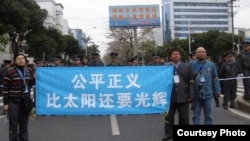 2010年4月吴淦与来自各地的活动人士在福州法庭外声援福建三网民。(照片来源：现场活动人士)