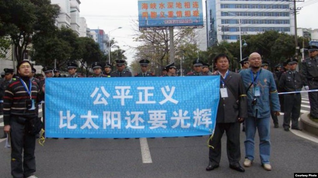 2010年4月吴淦与来自各地的活动人士在福州法庭外声援福建三网民。(照片来源：现场活动人士)