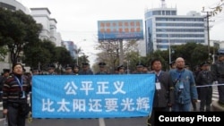 2010年4月吳淦與來自各地的活動人士在福州法庭外聲援福建三網民。 (照片來源：現場活動人士)