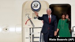 Potpredsednik SAD Majk Pens sa suprugom na aerodromu Golubovci u Crnoj Gori