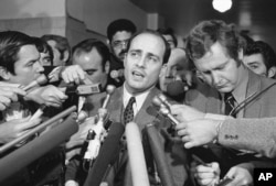 Vincent Bugliosi, Chief Prosecutor in the Manson trial talks with newsmen outside the courtroom, Jan. 26, 1971 in Los Angeles, California.