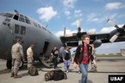 주한미군 가족들이 한반도 비상사태에 대비한 대피훈련으로 C-130 수송기를 타고 일본 요코타 공군기지에 도착했다. (자료사진)