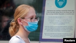 A woman wears a mask against the coronavirus disease in New York City, July 27, 2021. The CDC recommends that fully vaccinated Americans wear masks as the highly transmissible Delta variant has led to a surge in infections. (REUTERS/Brendan McDermid)