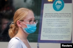 미국 뉴욕에서 마스크를 쓴 시민이 실내 마스크 착용 안내문 앞을 지나가고 있다. (자료사진)
