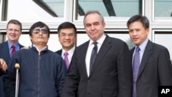 5月1日，美国国务院助理国务卿坎贝尔(前右)与陈光诚在美国大使馆见面
