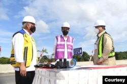 Presiden didampingi oleh Menhan Prabowo Subianto (kanan) dan Menteri PUPR Basuki Hadimuljono ketika meninjau akses sodetan jalan menuju IKN. (Biro Setpres)