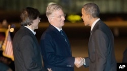 El presidente Barack Obama es recibido por el rey Phillippe de Bélgica, a su llegada a Bruselas.