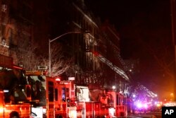 Los bomberos responden al incendio de un edificio el jueves 28 de diciembre de 2017 en el barrio del Bronx en Nueva York.