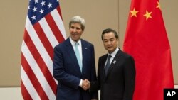 Ngoại trưởng Mỹ John Kerry gặp Ngoại trưởng Trung Quốc Vương Nghị tại Hội nghị Bộ trưởng Ngoại giao ASEAN lần thứ 47 tại Naypyitaw, Myanmar, ngày 9/8/2014.