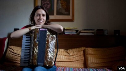 Egyptian Singer Tackles Real Metaphorical Walls