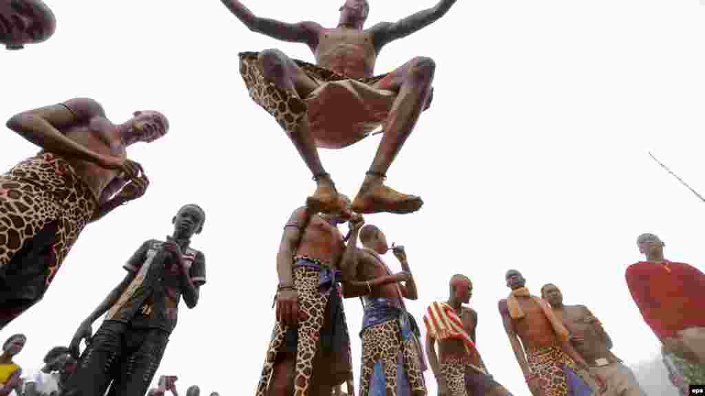 Des migrants Sud-Soudan exécutent la danse de saut alors qu&#39;ils célèbrent l&#39;indépendance de leur pays à Kasarani, à la périphérie de la capitale kényane Nairobi 09 Juillet 2011. epa/ DAI Kurokawa