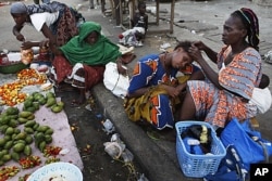 Marché public dans le quartier d'Abobo, à Abidjan (17 avril 2011)